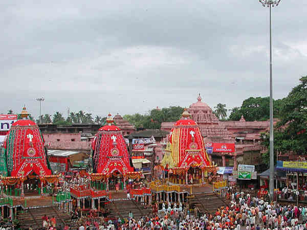 ढोल, नगाड़ों, तुरही और शंखध्वनि...