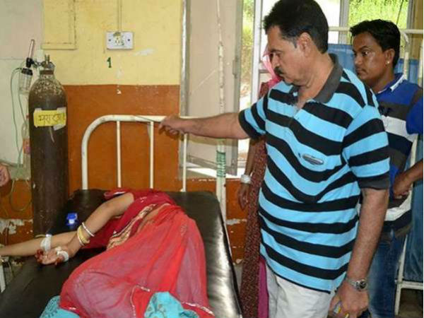 महिला के पैर पर लगवाया लाल रंग