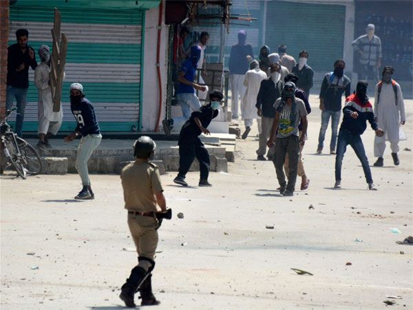 श्रीनगर: ईद पर भी नहीं माने पत्थरबाज, CRPF कैंप पर हमला, कई जवान घायल श्रीनगर: ईद पर भी नहीं माने पत्थरबाज, CRPF कैंप पर हमला, कई जवान घायल