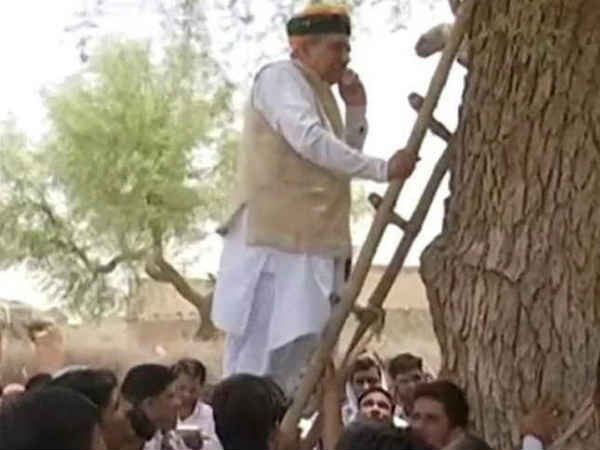 डिजिटल इंडिया: मोबाइल में नेटवर्क नहीं, बात करने के लिए पेड़ पर चढ़ गए मोदी के मंत्री डिजिटल इंडिया: मोबाइल में नेटवर्क नहीं, बात करने के लिए पेड़ पर चढ़ गए मोदी के मंत्री