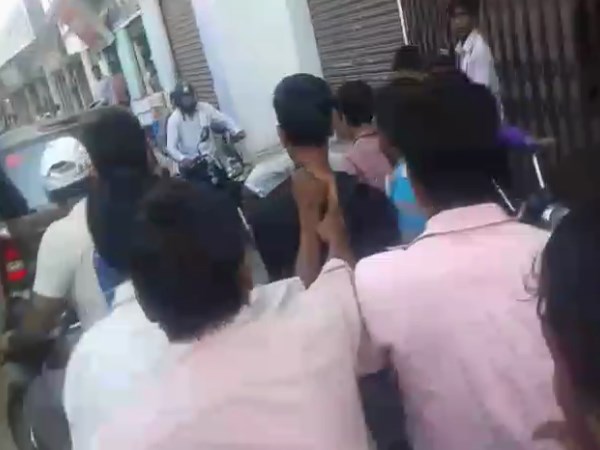 VIDEO: निराश फैंस को चोर ने दिया गुस्सा निकालने का मौका-मौका VIDEO: निराश फैंस को चोर ने दिया गुस्सा निकालने का मौका-मौका