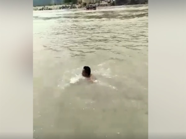 गंगा में नहाने के दौरान डूबा युवक, देखिए चौंकाने वाला VIDEO गंगा में नहाने के दौरान डूबा युवक, देखिए चौंकाने वाला VIDEO