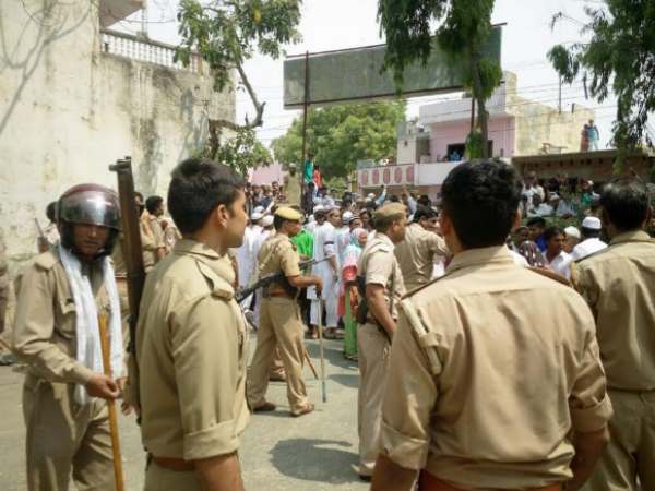 PICS: मेरठ के एक समलैंगिक मामले में हत्या बना ईद की नमाज के बाद बवाल की वजह PICS: मेरठ के एक समलैंगिक मामले में हत्या बना ईद की नमाज के बाद बवाल की वजह