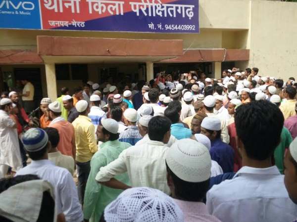 PICS: मेरठ के एक समलैंगिक मामले में हत्या बना ईद की नमाज के बाद बवाल की वजह PICS: मेरठ के एक समलैंगिक मामले में हत्या बना ईद की नमाज के बाद बवाल की वजह