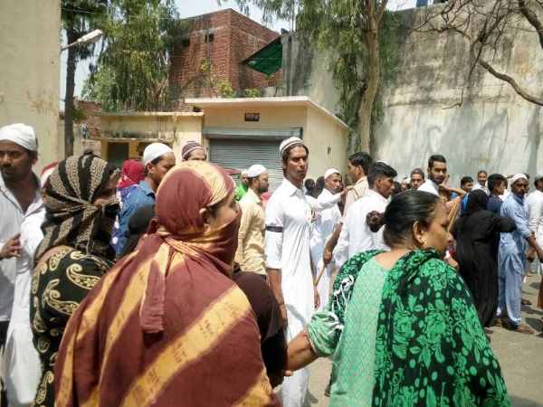 PICS: मेरठ के एक समलैंगिक मामले में हत्या बना ईद की नमाज के बाद बवाल की वजह PICS: मेरठ के एक समलैंगिक मामले में हत्या बना ईद की नमाज के बाद बवाल की वजह