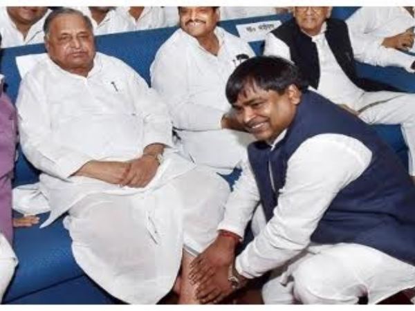 मुलायम का पैर पकड़कर जेल में 10 मिनट तक रोए गायत्री मुलायम का पैर पकड़कर जेल में 10 मिनट तक रोए गायत्री