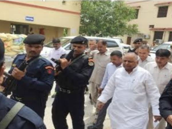 मुलायम का पैर पकड़कर जेल में 10 मिनट तक रोए गायत्री मुलायम का पैर पकड़कर जेल में 10 मिनट तक रोए गायत्री