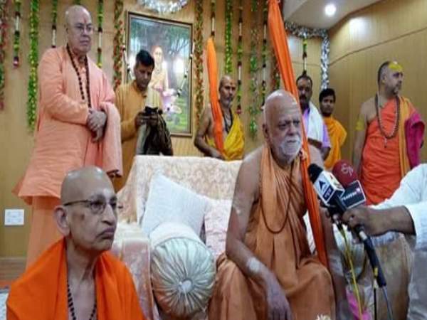 संघ के करीबी रामनाथ के बाद संतों ने की अपने करीबियों की बात संघ के करीबी रामनाथ के बाद संतों ने की अपने करीबियों की बात