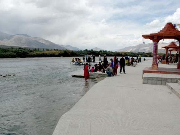 मनाली-लेह मार्ग पर फंसे 450 लोग, तीर्थयात्रा पर मुसीबत मनाली-लेह मार्ग पर फंसे 450 लोग, तीर्थयात्रा पर मुसीबत