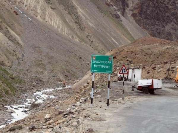 मनाली-लेह मार्ग पर फंसे 450 लोग, तीर्थयात्रा पर मुसीबत मनाली-लेह मार्ग पर फंसे 450 लोग, तीर्थयात्रा पर मुसीबत