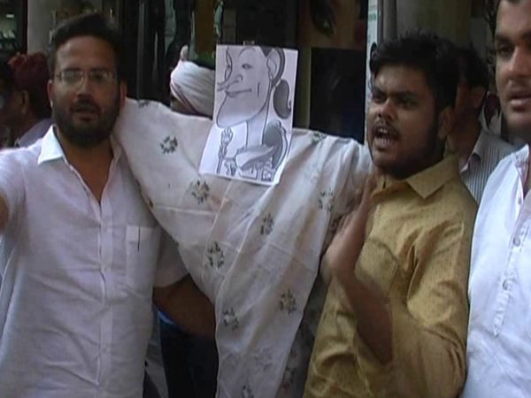 VIDEO: कांग्रेस ने बोला 'सड़कछाप' तो सोनिया को लेकर रोड जाम VIDEO: कांग्रेस ने बोला 'सड़कछाप' तो सोनिया को लेकर रोड जाम