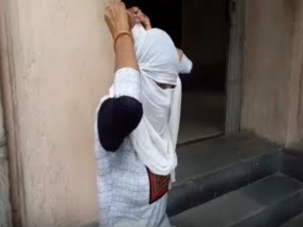 Youtube वाली धमकी देकर नेता जी कह रहे हैं अपनी बेटी को भेजो... Youtube वाली धमकी देकर नेता जी कह रहे हैं अपनी बेटी को भेजो...