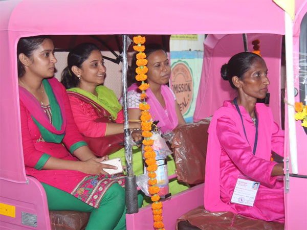 सूरत की सड़कों पर गुलाबी ऑटो