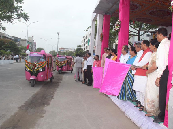 पिंक ऑटो के बाद पिंक वैन भी