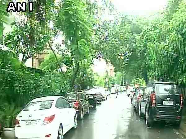 दिल्ली एनसीआर में तेज बारिश से सड़कों पर लगा भयंकर जाम दिल्ली एनसीआर में तेज बारिश से सड़कों पर लगा भयंकर जाम