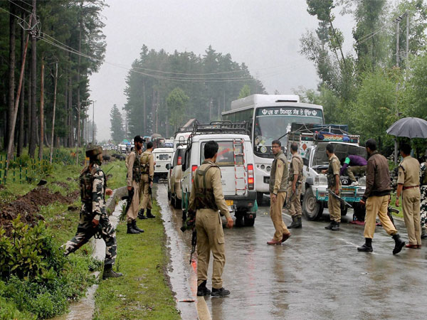 क्यों नहीं कहते कि हिंदू होने की वजह से मारे गए: चेतन भगत