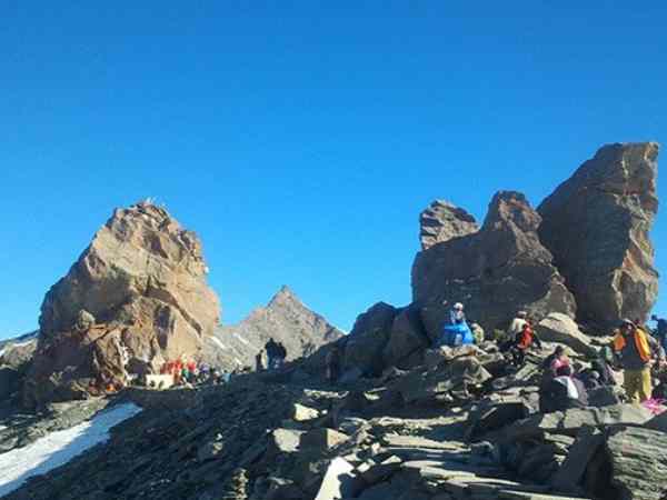 श्रीखंड महादेव के कठिन रास्तों में खच्चर नहीं चल सकता
