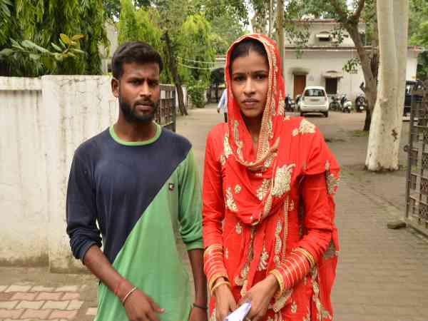 प्रेम कहानी के बीच आया पड़ोसी