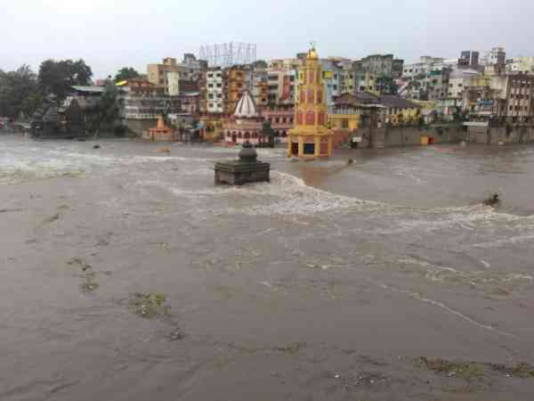 गोदावरी नदी में गया गटर का पानी