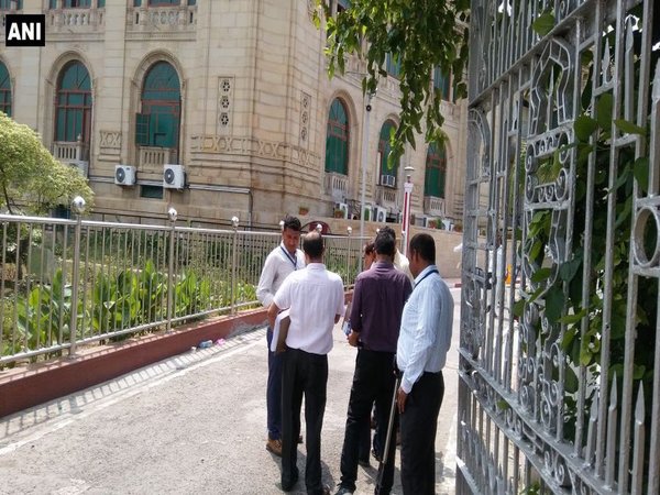 नेताओं पर भी है शक