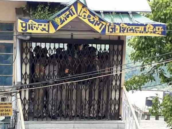 लोगों में पुलिस के खिलाफ अविश्वास की भावना