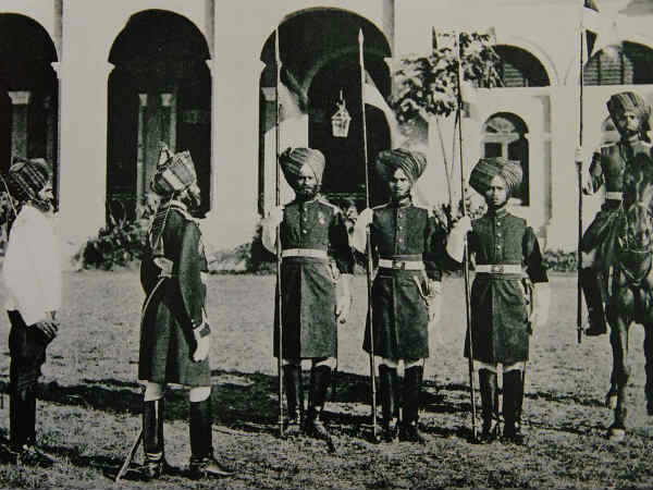 हेस्टिंग्स ने चुने थे ट्रूप्स