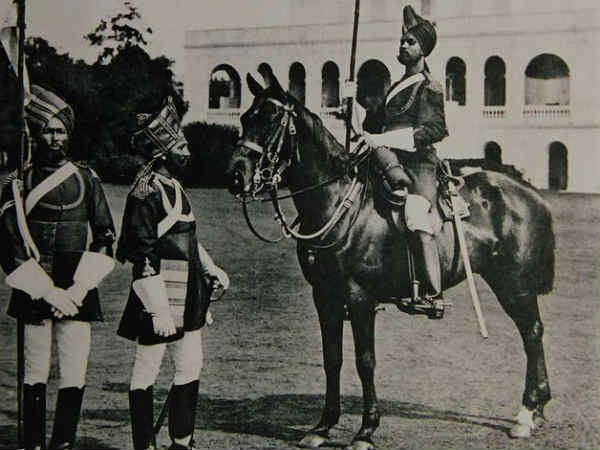 राजा चैत सिंह ने सैनिकों की संख्या की 100