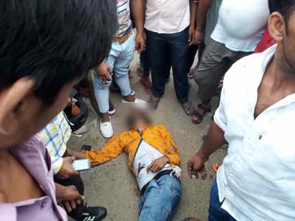 घायल युवक को अस्पताल नहीं ले गया कोई