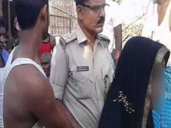 पति रहता था शहर में और पत्नी प्रेमी की बाहों में...