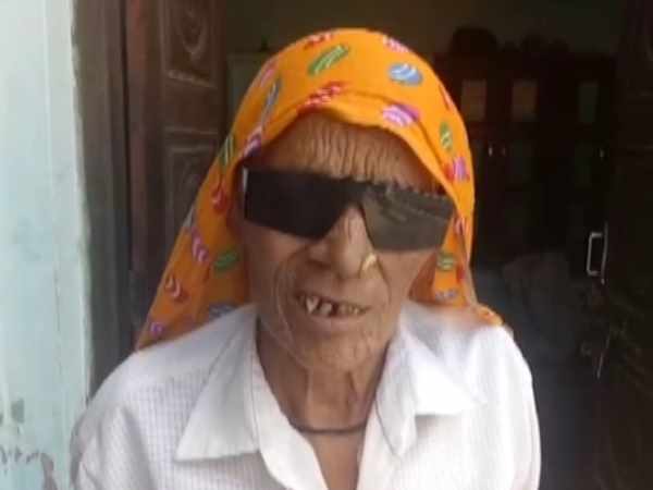 बूढ़ी मां दे रही है पुलिस को दुआ