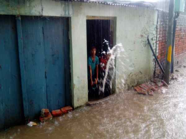 सड़कों से लेकर घरों तक पानी ही पानी