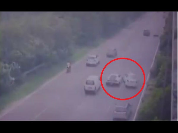 Watch:collision between cars near Noida Expressway, one dead Watch:collision between cars near Noida Expressway, one dead