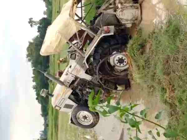 ट्रैक्टर को दलदल से निकालने की कोशिश में मौत, घटना का वीडियो ट्रैक्टर को दलदल से निकालने की कोशिश में मौत, घटना का वीडियो