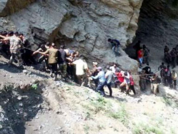 अमरनाथ यात्रा के लिए जा रही बस खाई में गिरी, 11 की मौत अमरनाथ यात्रा के लिए जा रही बस खाई में गिरी, 11 की मौत
