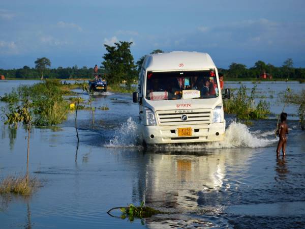असम में बाढ़: मरने वालों की संख्या बढ़कर हुई 52, काजीरंग पार्क से भाग रहे जानवर असम में बाढ़: मरने वालों की संख्या बढ़कर हुई 52, काजीरंग पार्क से भाग रहे जानवर
