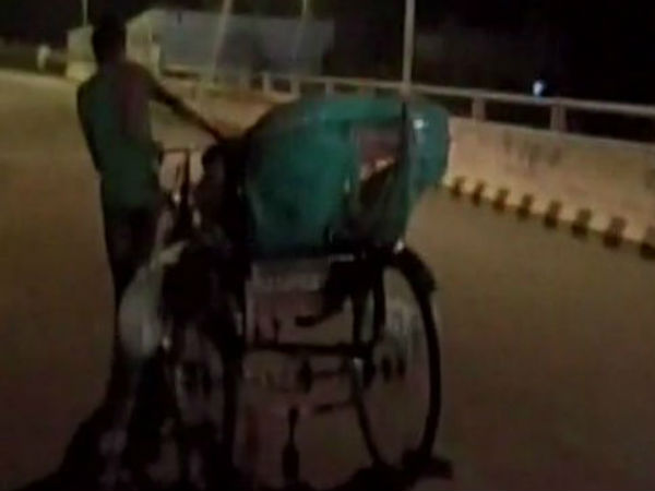 पोस्टमॉर्टम के लिए रिक्शे पर शव ले गए GRP के कॉन्स्टेबल पोस्टमॉर्टम के लिए रिक्शे पर शव ले गए GRP के कॉन्स्टेबल