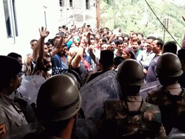 कोटखाई में हालात बेकाबू, पुलिस वाहन फूंके, IG जान बचाकर भागे कोटखाई में हालात बेकाबू, पुलिस वाहन फूंके, IG जान बचाकर भागे
