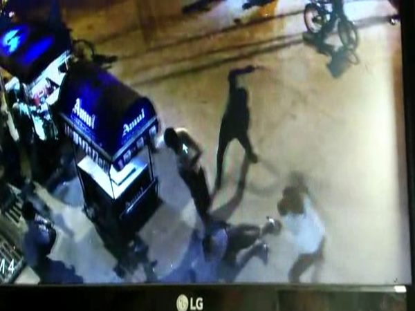 LIVE पिटाई: सब्जी वाले को इतनी बेरहमी से क्यों पीटा गया होगा? LIVE पिटाई: सब्जी वाले को इतनी बेरहमी से क्यों पीटा गया होगा?
