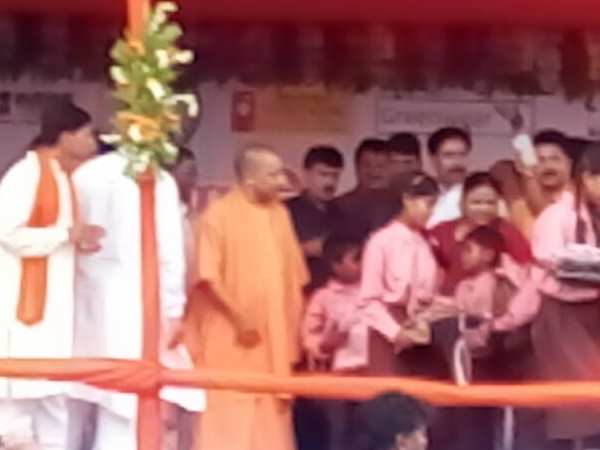 वाराणसी में सीएम योगी, आदर्श गांंव में बने मंच पर गिरी बिजली वाराणसी में सीएम योगी, आदर्श गांंव में बने मंच पर गिरी बिजली