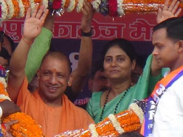 वाराणसी में सीएम योगी, आदर्श गांंव में बने मंच पर गिरी बिजली वाराणसी में सीएम योगी, आदर्श गांंव में बने मंच पर गिरी बिजली