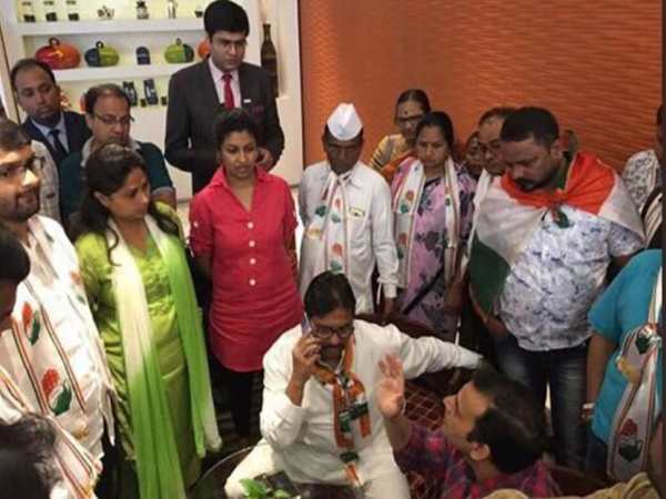 इंदू सरकार पर कांग्रेस का बवाल, भंडारकर ने कहा - हमें बंधक बना लिया इंदू सरकार पर कांग्रेस का बवाल, भंडारकर ने कहा - हमें बंधक बना लिया