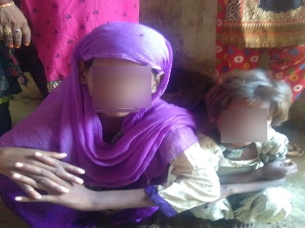 मां ने ढाए जुल्मों-सितम, बेटियों को जला-जलाकर पिलाया नाली का पानी मां ने ढाए जुल्मों-सितम, बेटियों को जला-जलाकर पिलाया नाली का पानी