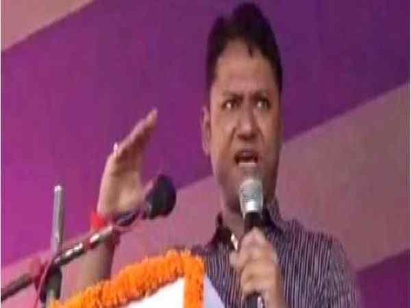 शौचालय बनवाने के पैसे नहीं हैं तो अपनी पत्नी को बेच दो, बिहार के एक DM शौचालय बनवाने के पैसे नहीं हैं तो अपनी पत्नी को बेच दो, बिहार के एक DM