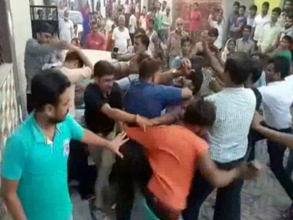VIDEO: दहेज के लिए होता रहा झगड़ा, चुपचाप देखती रही पुलिस VIDEO: दहेज के लिए होता रहा झगड़ा, चुपचाप देखती रही पुलिस