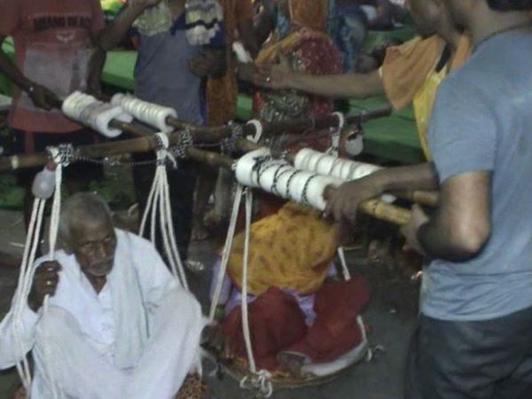 VIDEO: कांवड़ में मां-बाप को बैठाकर करवाता है तीर्थ, कहता है- यही मेरे भगवान VIDEO: कांवड़ में मां-बाप को बैठाकर करवाता है तीर्थ, कहता है- यही मेरे भगवान