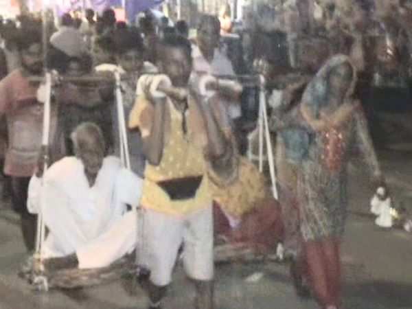 VIDEO: कांवड़ में मां-बाप को बैठाकर करवाता है तीर्थ, कहता है- यही मेरे भगवान VIDEO: कांवड़ में मां-बाप को बैठाकर करवाता है तीर्थ, कहता है- यही मेरे भगवान