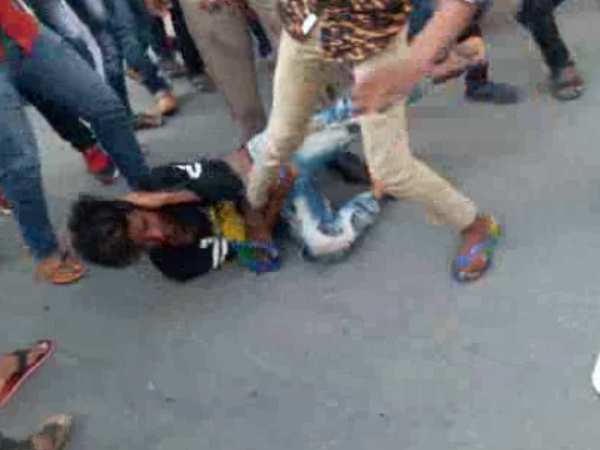 युवती को लूट कर भागे बदमाशोंं को पुलिस के सामने कूटा, VIDEO युवती को लूट कर भागे बदमाशोंं को पुलिस के सामने कूटा, VIDEO