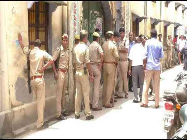 शाहजहांपुर: धार्मिक पोस्टर फाड़ने से विवाद, सामने आए दो पक्ष शाहजहांपुर: धार्मिक पोस्टर फाड़ने से विवाद, सामने आए दो पक्ष