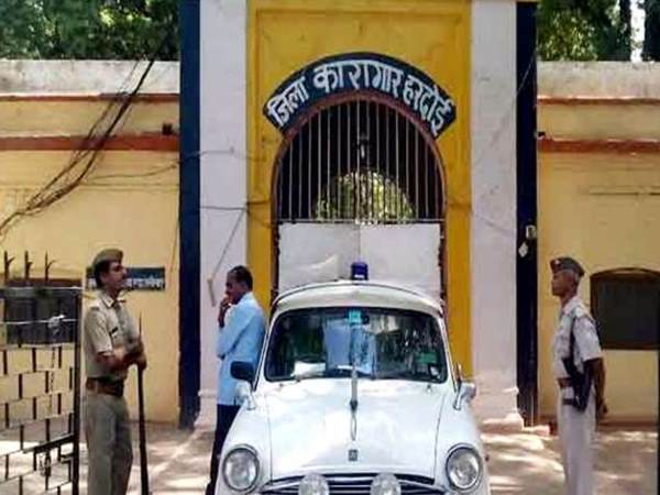 हरदोई के जिला कारागार में दुष्कर्म के आरोपी का काटा दांत से गुप्तांग हरदोई के जिला कारागार में दुष्कर्म के आरोपी का काटा दांत से गुप्तांग