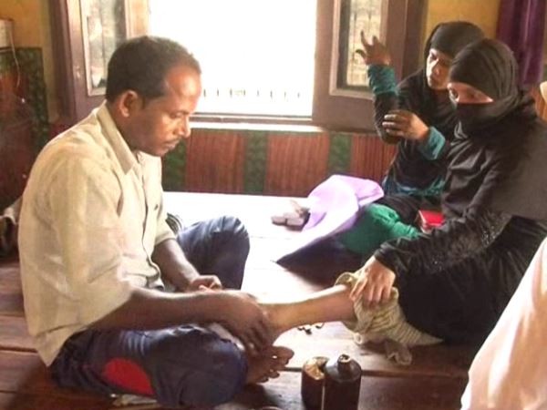 VIDEO: झोलाछाप- लकड़ी लगाकर जोड़ता है हड्डी, सीधी जुड़ी तो आपकी किस्मत अच्छी VIDEO: झोलाछाप- लकड़ी लगाकर जोड़ता है हड्डी, सीधी जुड़ी तो आपकी किस्मत अच्छी